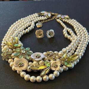 Elegant Pearl and Floral Necklace